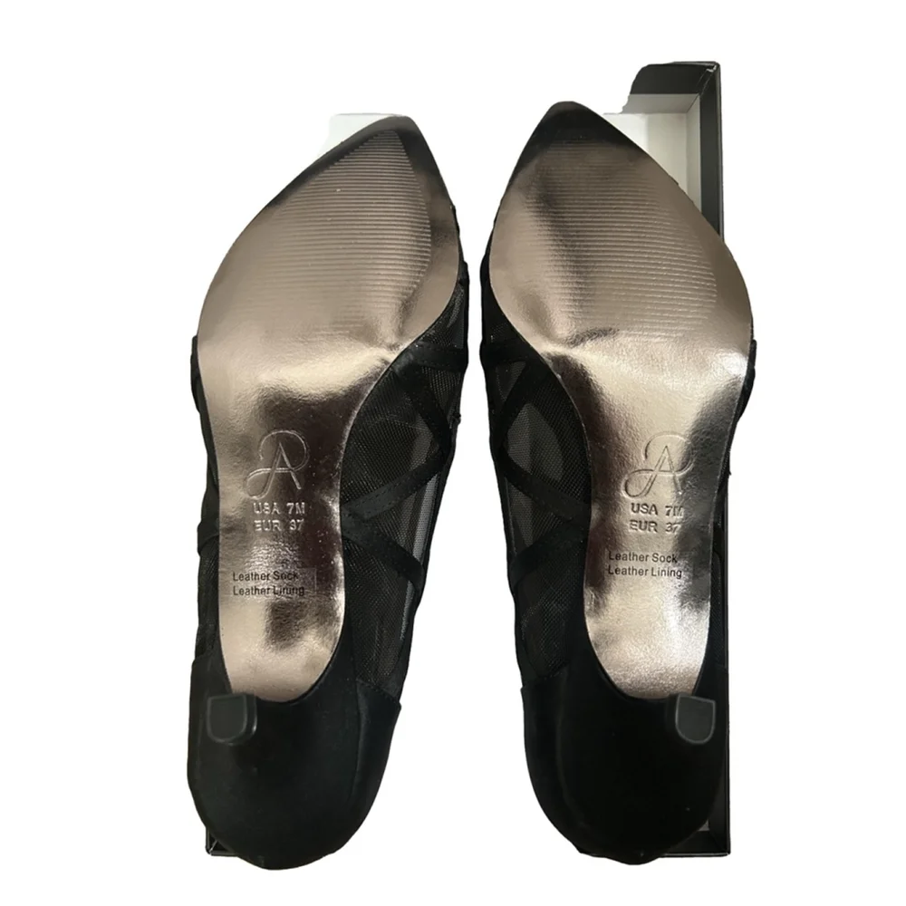 NIB Women's Adrianna Papell Black Satin Heels Size 7M